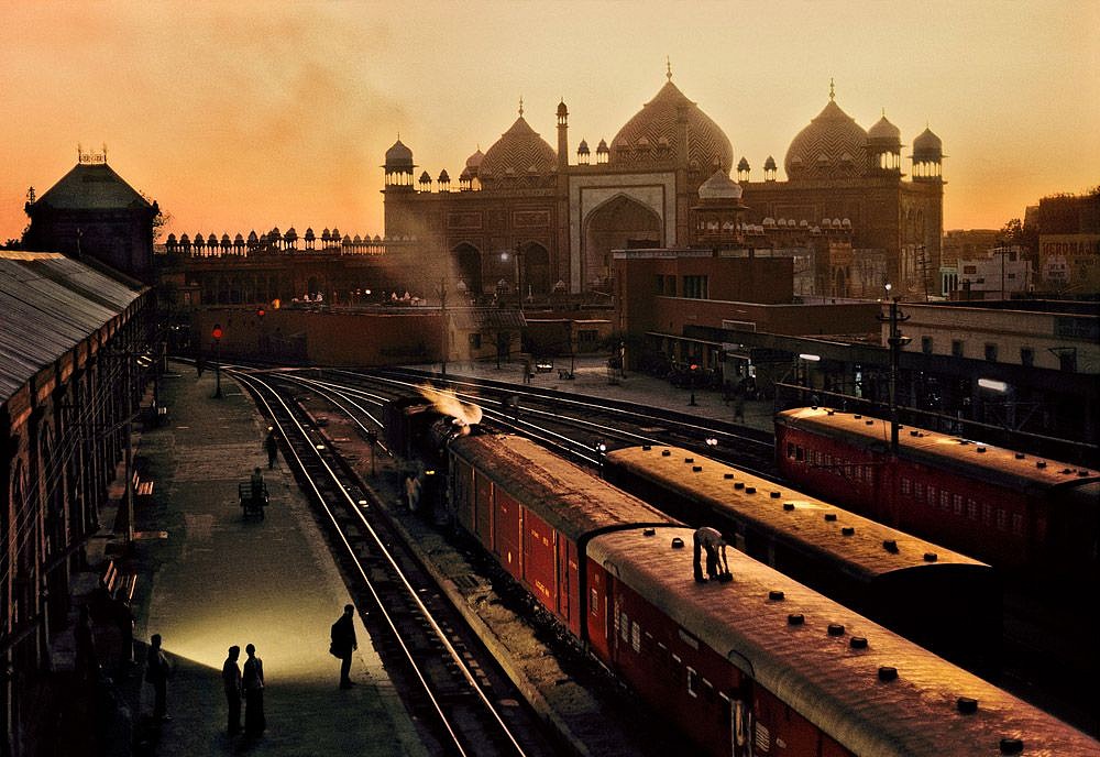 Steve McCurry, Train Station, Uttar Pradesh, India, 1983
FujiFlex Crystal Archive Print, 30 x 40 in.
INDIA10303NF2