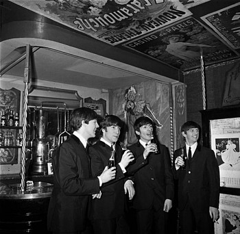 Harry Benson - Harry Benson Beatles Drink Pepsi, Paris