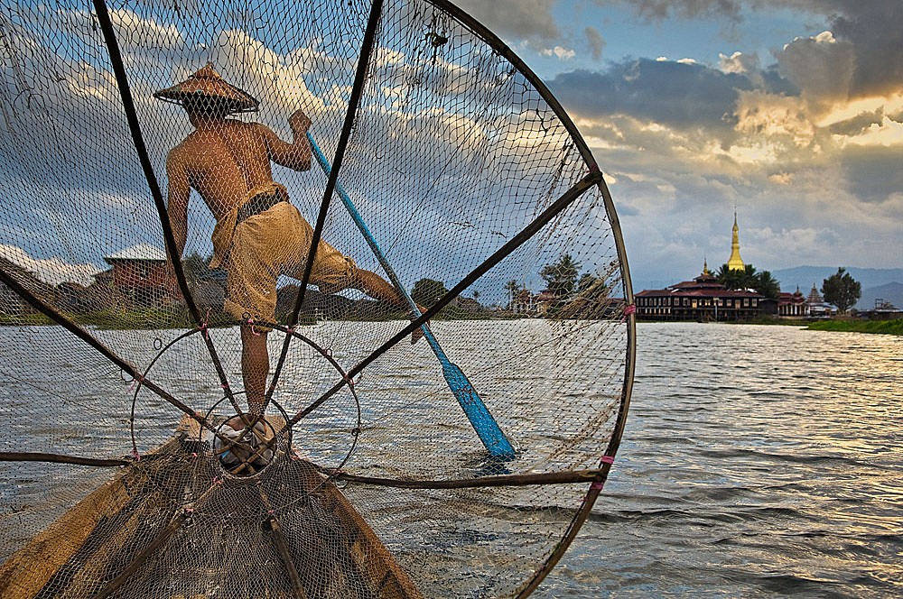 Steve McCurry, Fisherman on Inle Lake, 2008
FujiFlex Crystal Archive Print, (Inquire for available sizes)
BURMA-10075