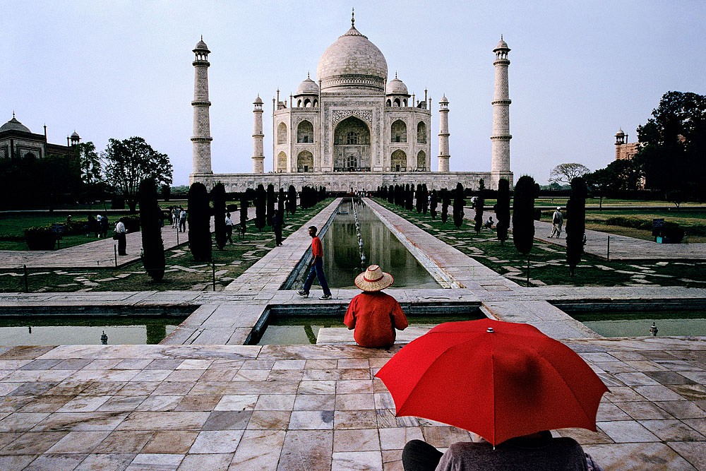 Steve McCurry, Red Umbrella, Ed. 15, 2000
FujiFlex Crystal Archive Print, 30 x 40 in.
INDIA-10325