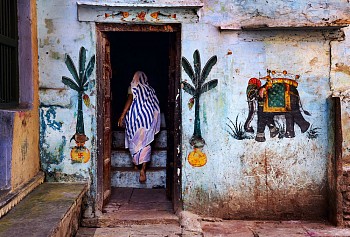 Steve McCurry - Steve McCurry Woman in Varanasi
