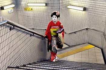 Steve McCurry - Steve McCurry Geisha in Subway, Tokyo, Japan