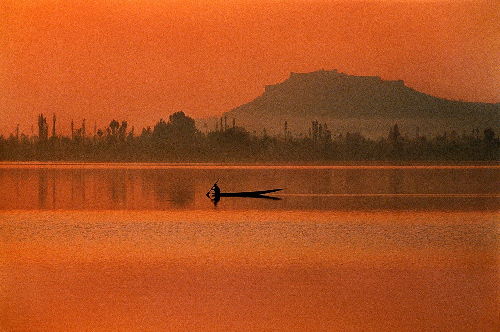 Steve McCurry, Fisherman, Dal Lake, 1999
FujiFlex Crystal Archive Print, (Inquire for available sizes)
KASHMIR-10022