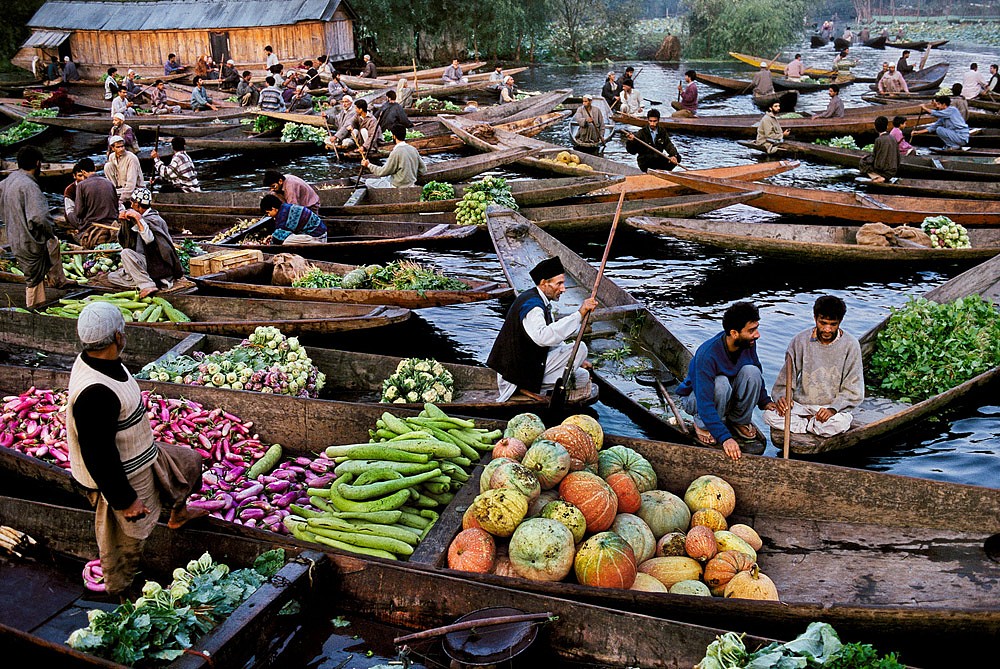 Steve McCurry, Market Vendors on Dal Lake, 1999
FujiFlex Crystal Archive Print, (Inquire for available sizes)
KASHMIR-10100