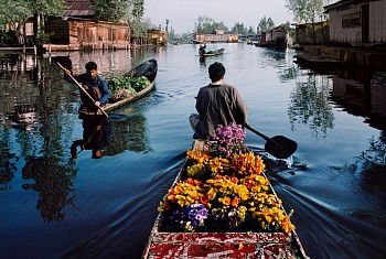 Steve McCurry - Steve McCurry Merchants Paddle Boats