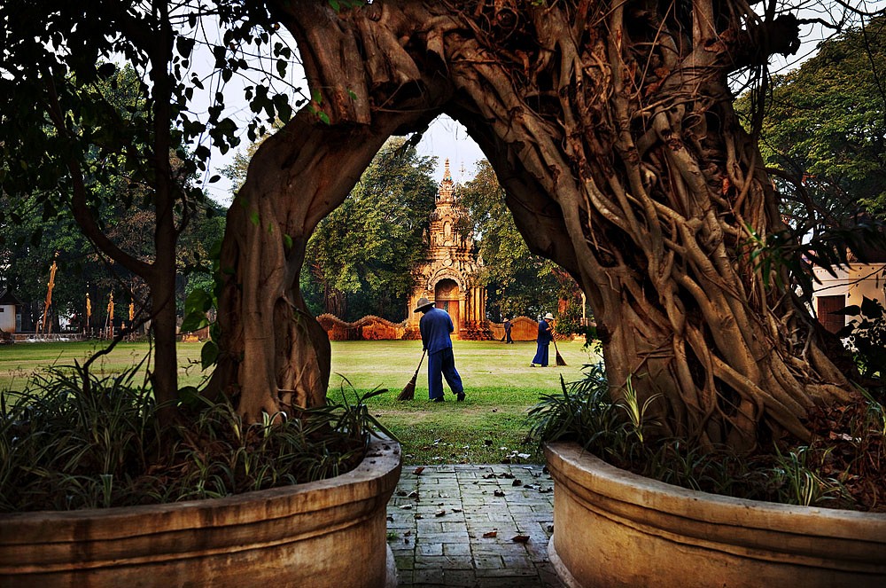 Steve McCurry, Gardeners, 2011
FujiFlex Crystal Archive Print, (Inquire for available sizes)
THAILAND-10087