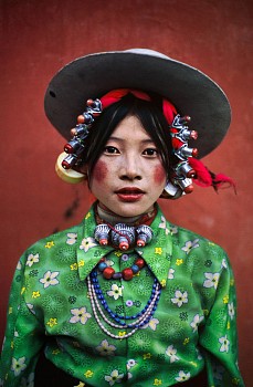 Steve McCurry - Steve McCurry Girl in Green Blouse