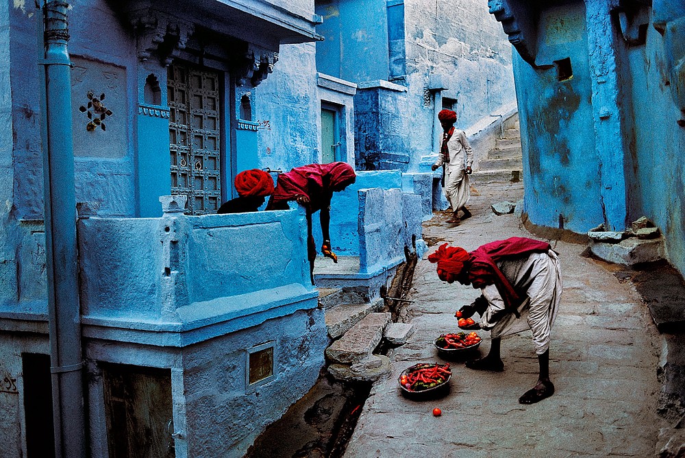 Steve McCurry, Jodhpur Fruit Vendor, 1996
FujiFlex Crystal Archive Print, (Inquire for available sizes)
INDIA-10234