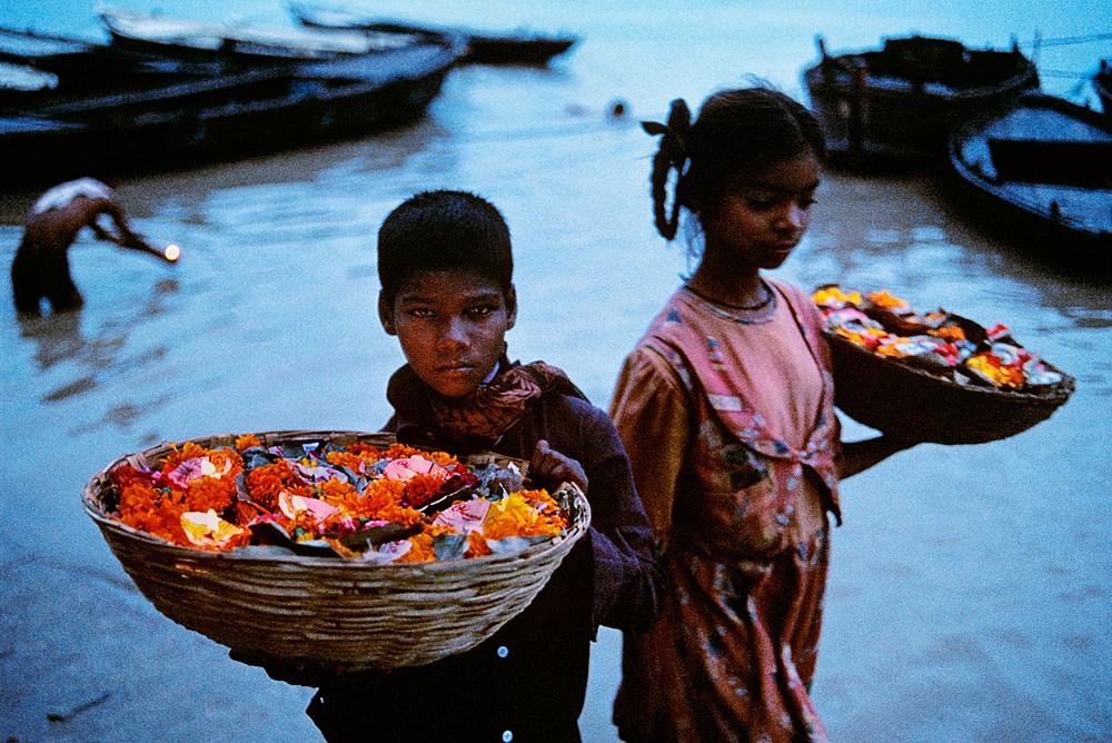 Steve McCurry, Flower Offerings, 1996
FujiFlex Crystal Archive Print, (Inquire for available sizes)
INDIA-10364