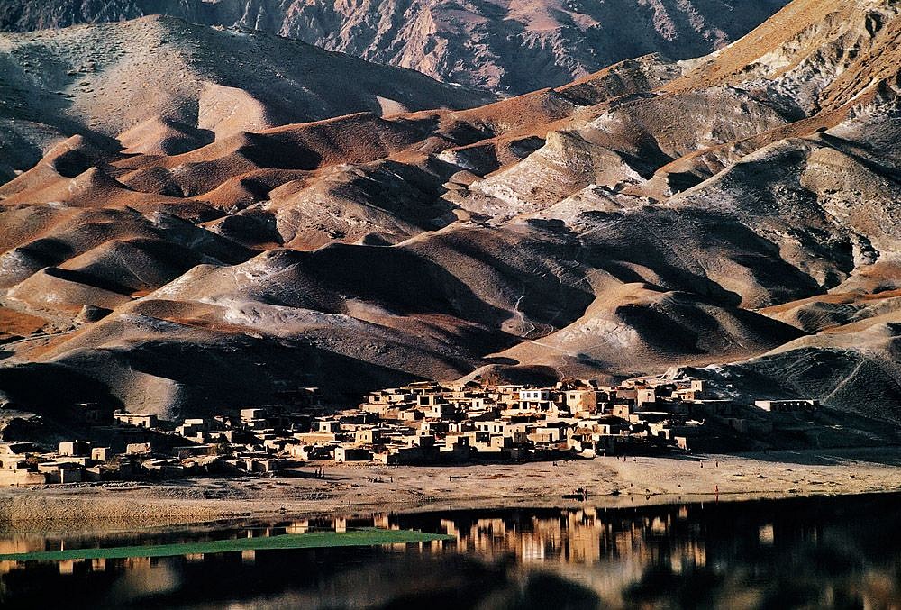 Steve McCurry, Road to Jalalabad, Village between Sarobi and Kabul, Afghanistan, 1992
FujiFlex Crystal Archive Print, 20 x 24 in. (Inquire for additional sizes)
AFGHN-10064