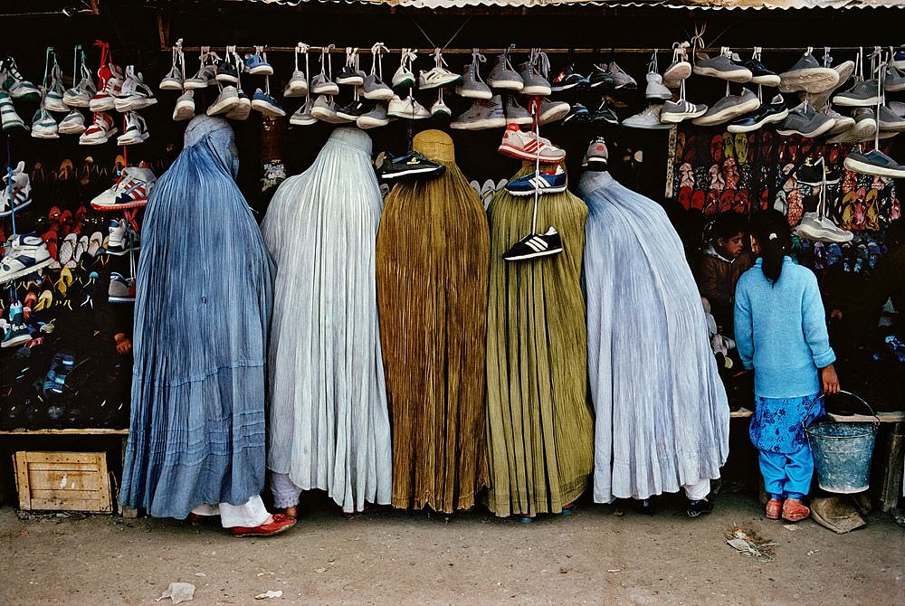 Steve McCurry, Afghan Women at Shoe Store, Kabul, Afghanistan, Ed. 1/10, 1992
FujiFlex Crystal Archive Print, 40 x 60 in.
AFGHN10128