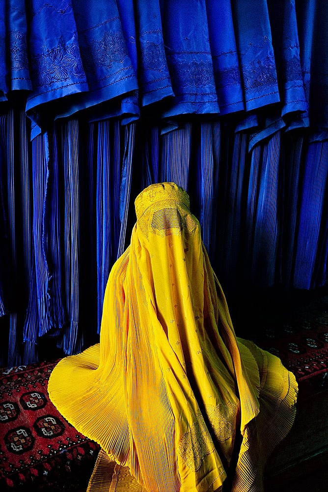 Steve McCurry, Woman in Canary Burqa, 2002