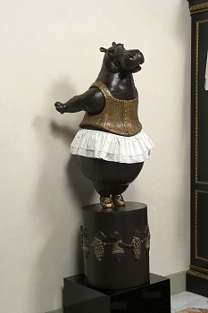 Bjorn Skaarup - Bjorn Skaarup Hippo Ballerina, tiptoe on cylinder base, Edition of 3