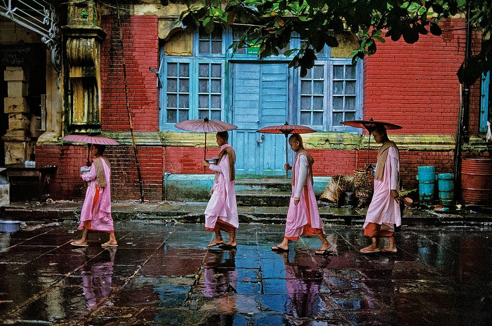 Steve McCurry, Procession of Nuns, Rangoon, 1994
FujiFlex Crystal Archive Print, 20 x 24 in. (50.8 x 61 cm)
BURMA-10006