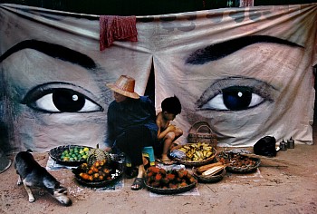 Work: Steve McCurry Mother and Son Street Vendor