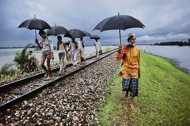 Steve McCurry, Walking on High Ground, 1983
FujiFlex Crystal Archive Print
BANGLADESH-10007