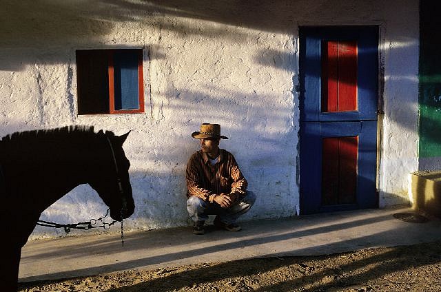 Steve McCurry, Javier Joven Penangos Waits by Wall, 2004
COLOMBIA-10001
