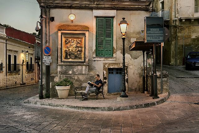 Steve McCurry, Man Reads on Sidewalk, 2017
FujiFlex Crystal Archive Print
ITALY-10864