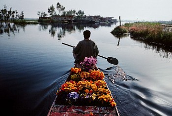 Steve McCurry - Steve McCurry Rowing on Dal Lake