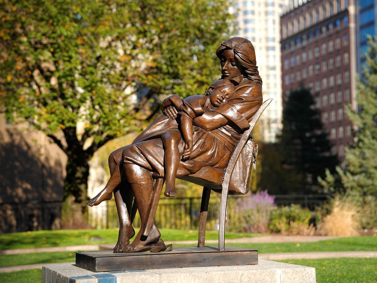 Bruno Lucchesi, After Shopping, Ed. 6/6, 1979
bronze, 50 x 50 x 25 in. (127 x 127 x 63.5 cm)
BL701
