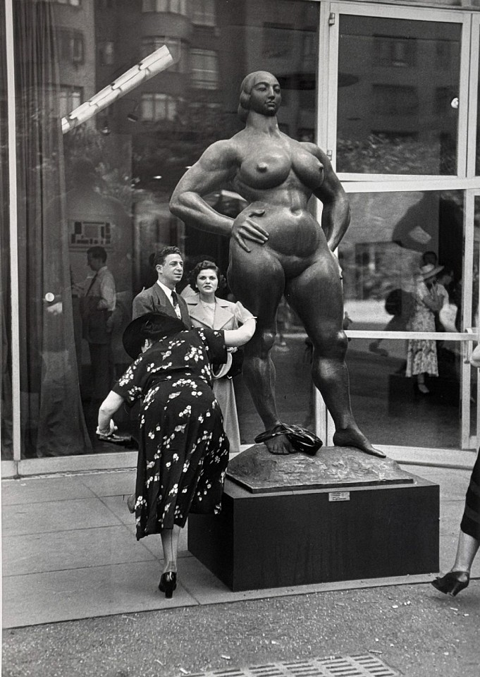 Ruth Orkin, Lady with Lachaise statue in MOMA garden, c. 1945
20 x 16 in. (50.8 x 40.6 cm)
RO260409