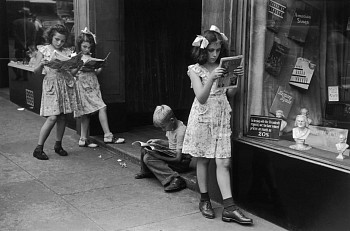Ruth Orkin -&nbsp;Ruth Orkin Comic Book Readers